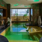 ホテル The Promenade Luxury Wellness