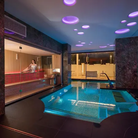 The Promenade Luxury Wellness מלון ריצ'יונה