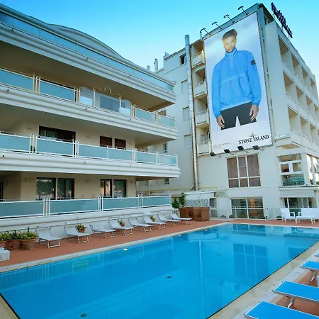 The Promenade Luxury Wellness Отель Риччоне