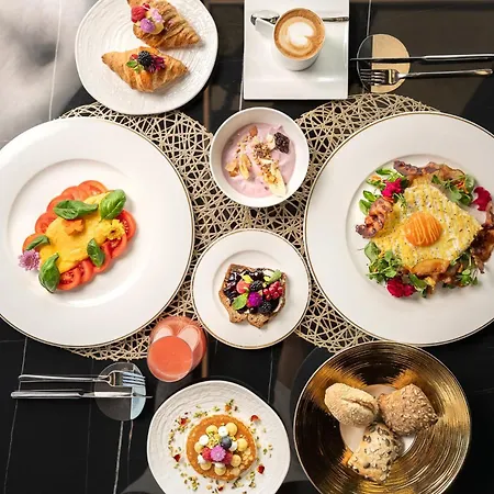 Отель The Promenade Luxury Wellness Риччоне