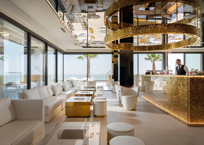 Отель The Promenade Luxury Wellness Риччоне